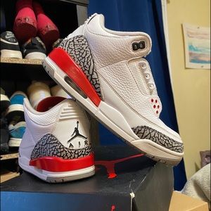 Air Jordan 3 retro also have shoe strings